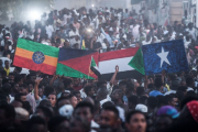محتجون في الخرطوم يحملون أعلام إثيوبيا وإريتريا والسودان والصومال - نيسان/أبريل 2019 (AFP)