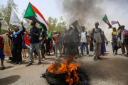 متظاهرون يحرقون الإطارات في الخرطوم (Getty)