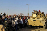متظاهرون سودانيون يلوحون لجيش بلادهم