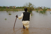 رجل سوداني يخوض في مياه السيول