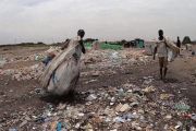 يعمل العديد من المواطنين في جمع وإعادة تدوير النفايات كمصدر رزق (Rubtly)