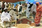 نساء يتبضعن في سوق في السودان