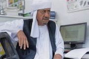 ناصر القصبي في مشهد من مسلسله "طاش العودة" مقلدًا الشخصية السودانية