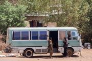 ارتكاز للجيش يتفقد حافلة مواصلات نهار اليوم في الخرطوم (Getty)