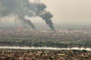 تصاعد الدخان في الخرطوم جراء الاشتباكات بين الجيش والدعم السريع
