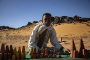 طفل يبيع قطع أثرية في السودان