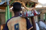 صبي يحمل فناجين قهوة في إحدى ولايات السودان
