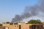تصاعد دخان جراء الاشتباكات بين الجيش والدعم السريع في الخرطوم