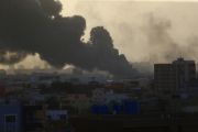 تصاعد أعمدة الدخان جراء الاشتباكات بين الجيش والدعم السريع في الخرطوم