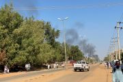 أعمدة الدخان في سماء ود مدني نتيجة للاشتباكات بين الجيش والدعم السريع في ولاية الجزيرة 