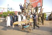 مواطنون في بورتسودان يحيون جنود من الجيش السوداني على ظهر دبابة
