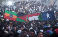 محتجون في الخرطوم يحملون أعلام إثيوبيا وإريتريا والسودان والصومال - نيسان/أبريل 2019 (AFP)