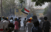 ارتقى حوالي (98) شهيدًا في الاحتجاجات الرافضة للحكم العسكري في السودان (Getty)