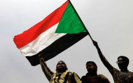 تتواصل الاحتجاجات الجماهيرية التي ترفع شعارات اللاءات الثلاث "لا تفاوض لا شراكة ولا شرعية" (رويترز)