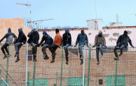مهاجرون على السياج الحدودي بين المغرب وإسبانيا (أ ف ب)