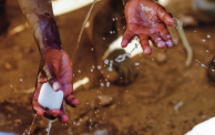 طفل يغسل يديه بالماء والصابون
