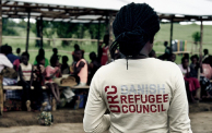 إمرأة من جنوب السودان ترتدي شعار منظمة دنماركية (DRC)