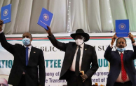 حمدوك وسلفا كير والبرهان في توقيع اتفاق سلام السودان بالعاصمة جوبا