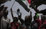 محتجون سودانيون يلوحون بعلم السودان
