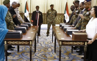 أعضاء مجلس السيادة الانتقالي السوداني يؤدون القسم أمام البرهان