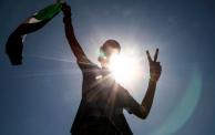 متظاهر يحمل علم السودان