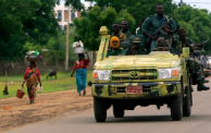 سيارة تتبع للقوات المسلحة على متنها جنود بمنطقة النيل الأزرق