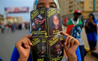 شابة تحمل صورة مفقودين في العاصمة الخرطوم