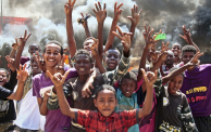 أطفال سودانيون يلوحون بعلامة النصر