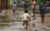 طفل يلعب في برك الأمطار