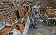 امرأة من النيل الأزرق وسط ركام منزلها المحطم