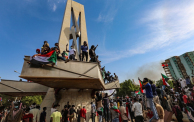 محتجون أمام القصر الجمهوري في الخرطوم