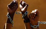 صحفيون سودانيون يعبرون عن رفضهم لتقييد حرية التعبير عبر وضع السلاسل على أيديهم