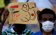 محتج يرفع لافتة عليها عبارة "السلام أولاً" في السودان