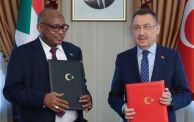 لحظات التوقيع على مذكرة التفاهم بين السودان وتركيا