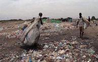 يعمل العديد من المواطنين في جمع وإعادة تدوير النفايات كمصدر رزق (Rubtly)