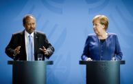 رئيس الوزراء السوداني السابق والمستشارة الألمانية أنجيلا ميركل