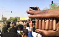 متظاهر يستعرض رصاصات حية أطلقت على المحتجين في تظاهرات رافضة للحكم العسكري في السودان