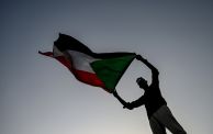 علم السودان يرفرف في احتجاجات رافضة للحكم العسكري