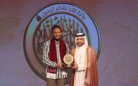 الشاعر السوداني عبدالحميد حسن عبدالله يتسلم جائزة المركز الأول في الشعر الفصيح (كتارا/تويتر)