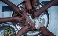 يتشارك السودانيون اللقمة مع أقربائهم وأصدقائهم النازحين من مناطق الحرب (Getty)