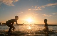 أطفال يلعبون في البحر