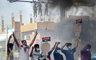 محتجون يحملون لوحات سيارات قوات الدعم السريع المحطمة عقب فض الاعتصام بالخرطوم في العام 2019 (Getty)