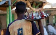 صبي يحمل فناجين قهوة في إحدى ولايات السودان