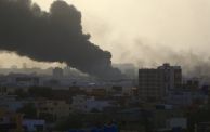 تصاعد أعمدة دخان جراء الاشتباكات في الخرطوم