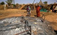 آثار أعمال في دارفور - امرأتان أمام أدوات محترقة