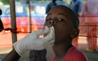 طفل يتلقى تطعيمًا في أحد المراكز الصحية بالسودان