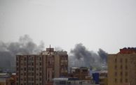 تصاعد دخان في الخرطوم جراء الاشتباكات بين الجيش والدعم السريع