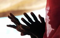 فتاة في السودان في رمزية إلى العنف الجنسي