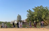 مواطنون سودانيون يحملون حاجياتهم وهم في طريق النزوح من مدينة ود مدني بولاية الجزيرة