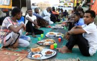 صائمون في انتظار أذان المغرب وهم جالسون حول سفرة رمضان في السودان